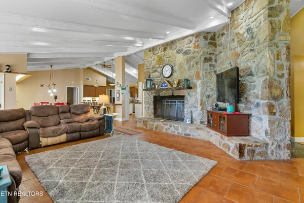 $650,000 | 605 South Lake Drive, Oneida, TN 37841