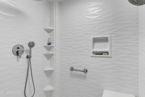 $650,000 | 605 South Lake Drive, Oneida, TN 37841