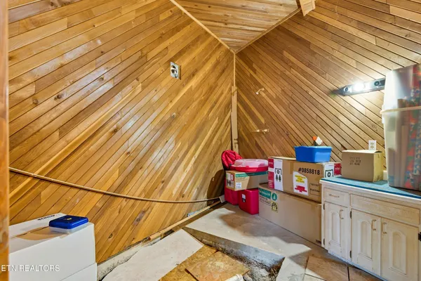 $650,000 | 605 South Lake Drive, Oneida, TN 37841