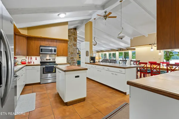 $650,000 | 605 South Lake Drive, Oneida, TN 37841