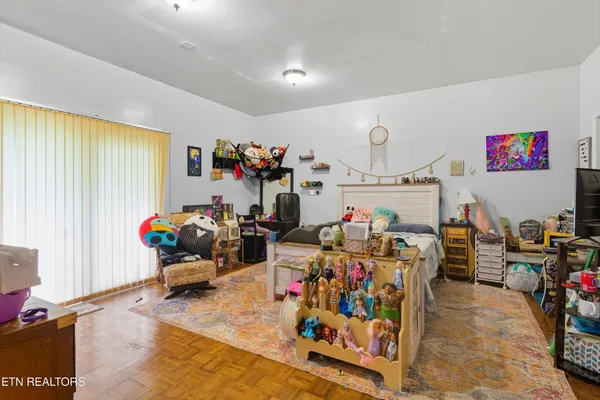 $650,000 | 605 South Lake Drive, Oneida, TN 37841