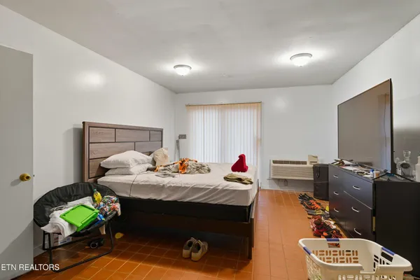 $650,000 | 605 South Lake Drive, Oneida, TN 37841