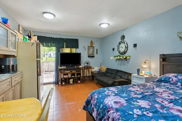 $650,000 | 605 South Lake Drive, Oneida, TN 37841