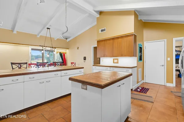 $650,000 | 605 South Lake Drive, Oneida, TN 37841