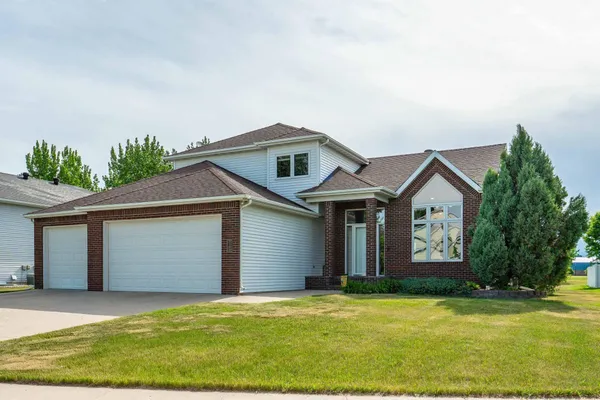 $550,000 | 3104 31st Street South, Fargo, ND 58103