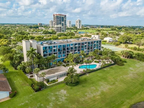 $2,500 | 1830 Embassy Drive, Unit 401, West Palm Beach, FL 33401