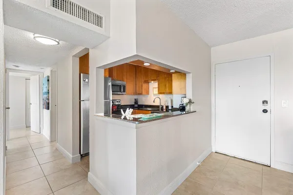 $2,500 | 1830 Embassy Drive, Unit 401, West Palm Beach, FL 33401