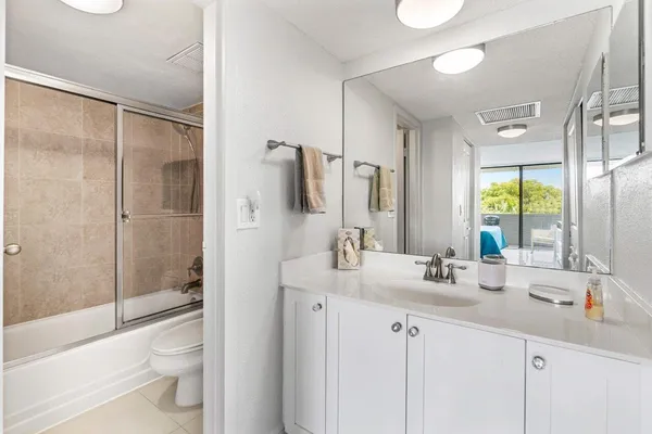 $2,500 | 1830 Embassy Drive, Unit 401, West Palm Beach, FL 33401