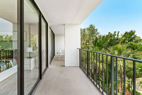 $2,500 | 1830 Embassy Drive, Unit 401, West Palm Beach, FL 33401