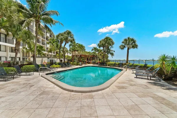 $2,500 | 1830 Embassy Drive, Unit 401, West Palm Beach, FL 33401