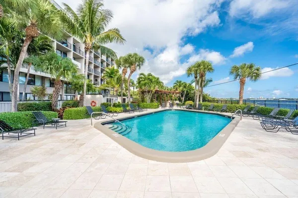 $2,500 | 1830 Embassy Drive, Unit 401, West Palm Beach, FL 33401