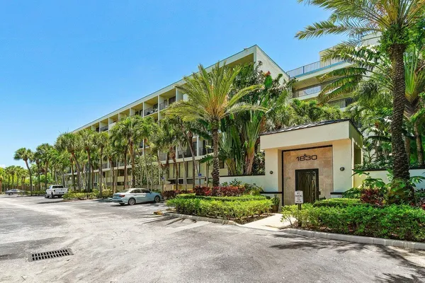$2,500 | 1830 Embassy Drive, Unit 401, West Palm Beach, FL 33401
