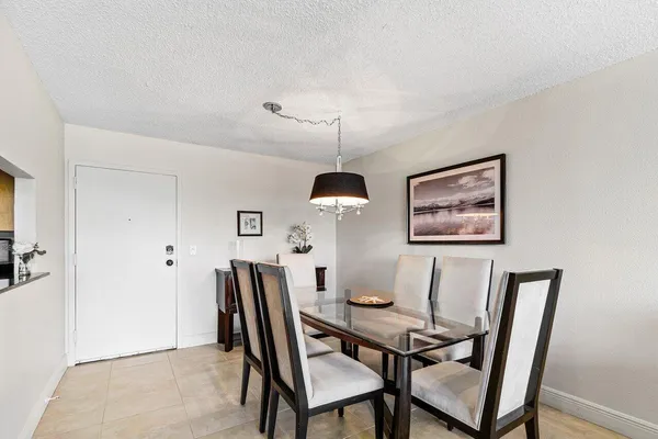 $2,500 | 1830 Embassy Drive, Unit 401, West Palm Beach, FL 33401