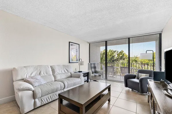 $2,500 | 1830 Embassy Drive, Unit 401, West Palm Beach, FL 33401