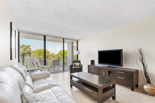 $2,500 | 1830 Embassy Drive, Unit 401, West Palm Beach, FL 33401