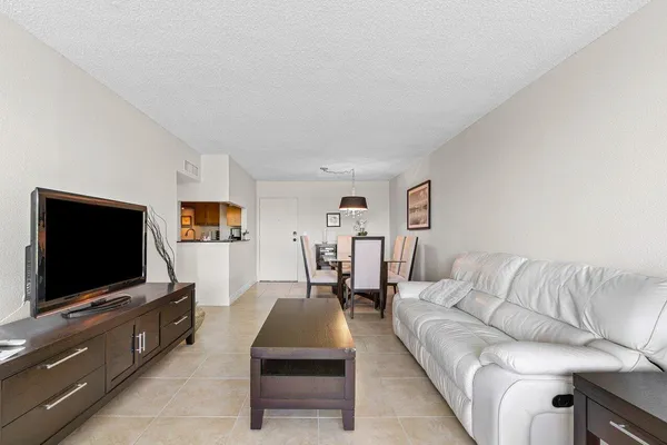 $2,500 | 1830 Embassy Drive, Unit 401, West Palm Beach, FL 33401