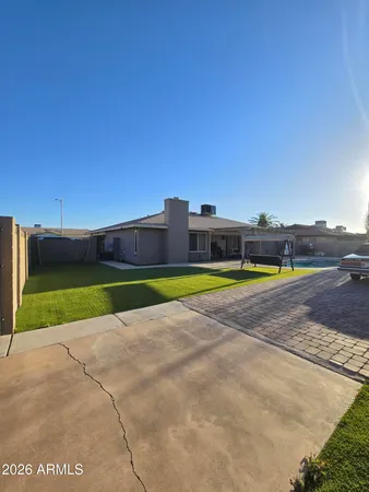 a view of a backyard