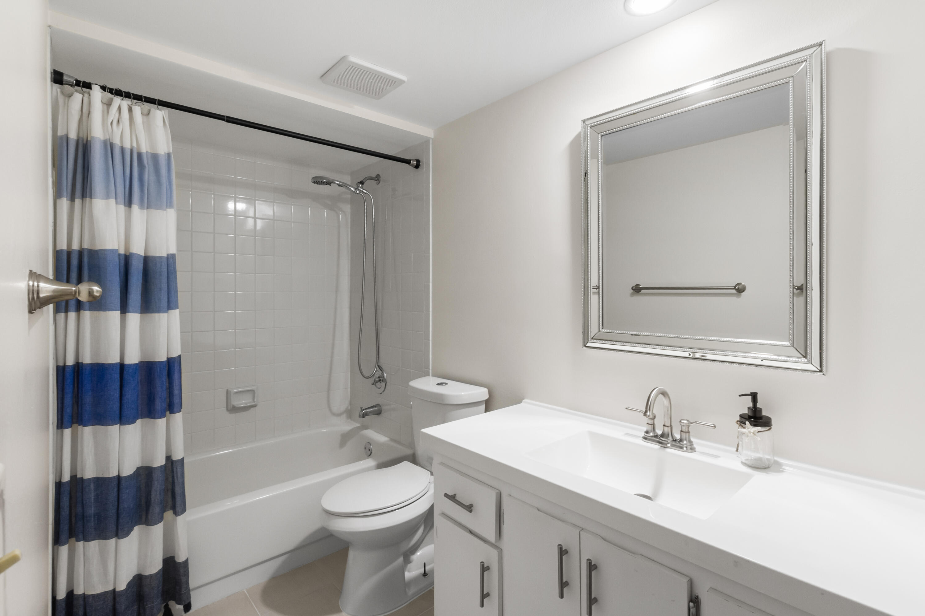 3900 Southeast County Line Road, Unit 12C Tequesta, FL 33469 - Photo 17 of 32 Bathroom 2