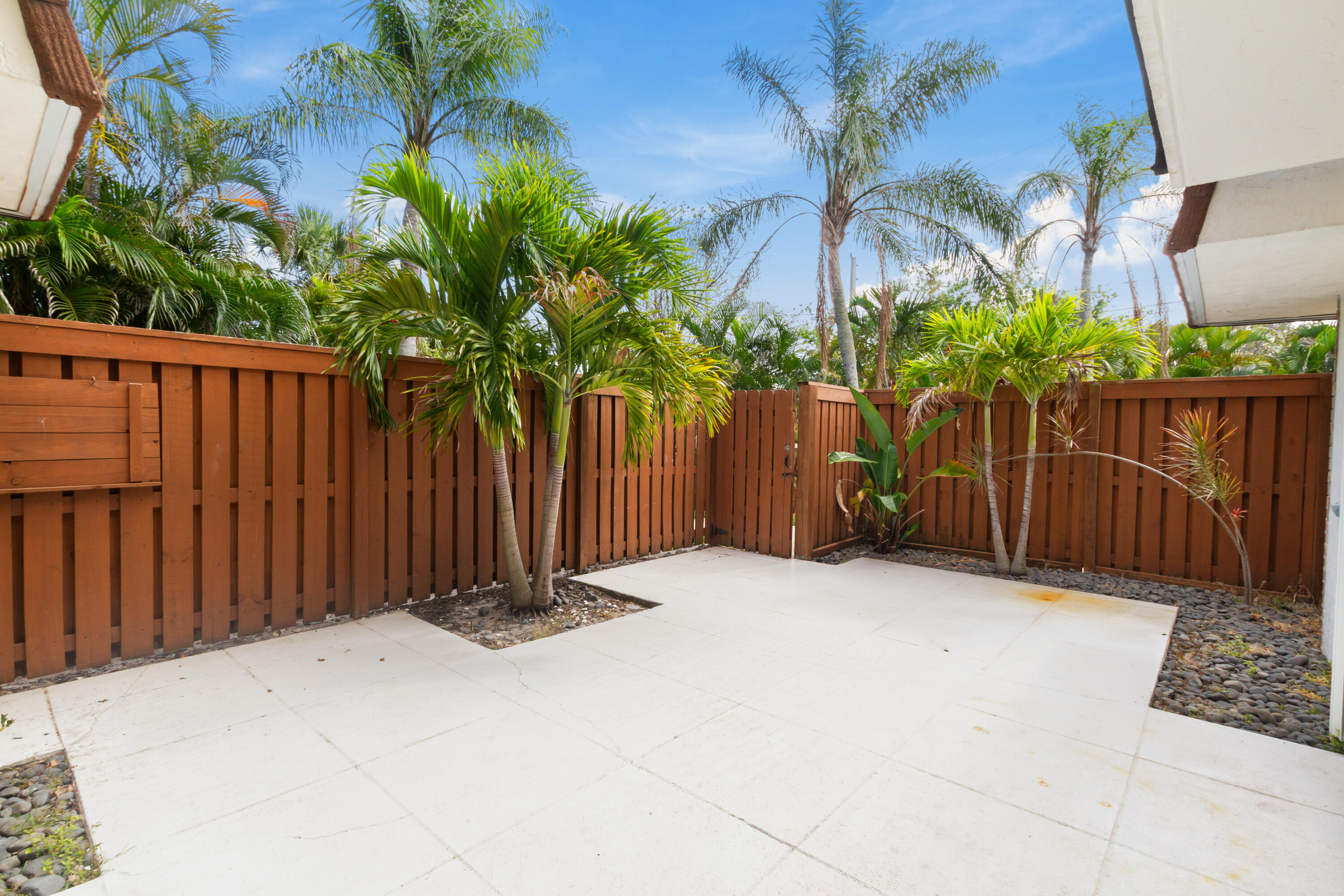 3900 Southeast County Line Road, Unit 12C Tequesta, FL 33469 - Photo 21 of 32 Courtyard