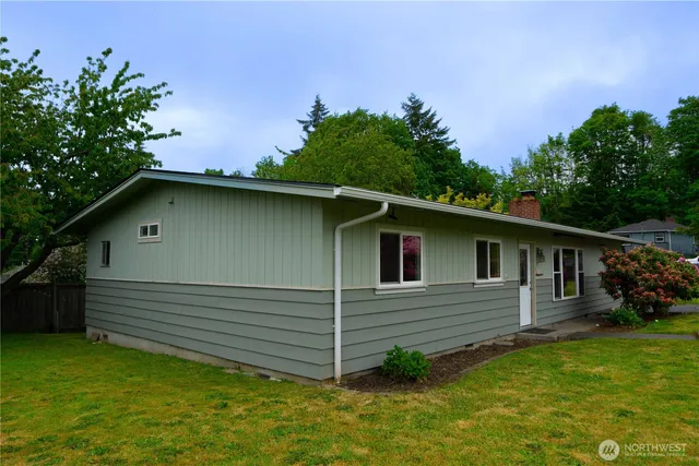 a view of a house with a yard