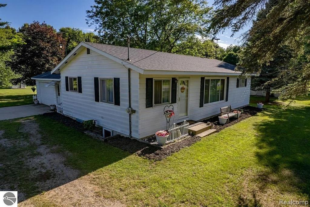 6365 West Airline Road Weidman, MI 48893 - Photo 4 of 31