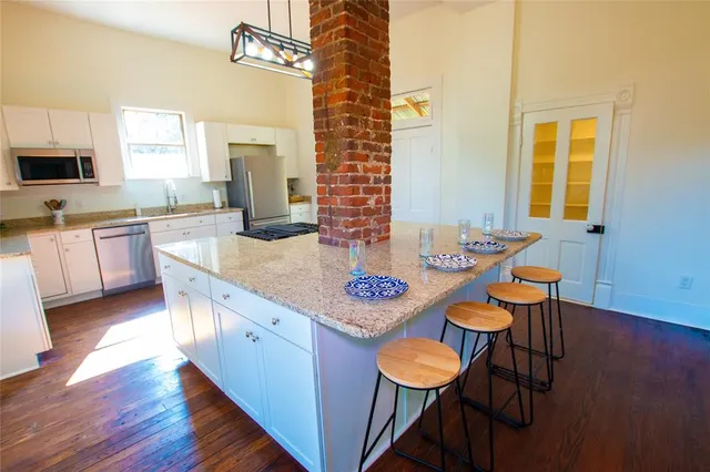 $284,900 | 606 South May Street, Palestine, TX 75801