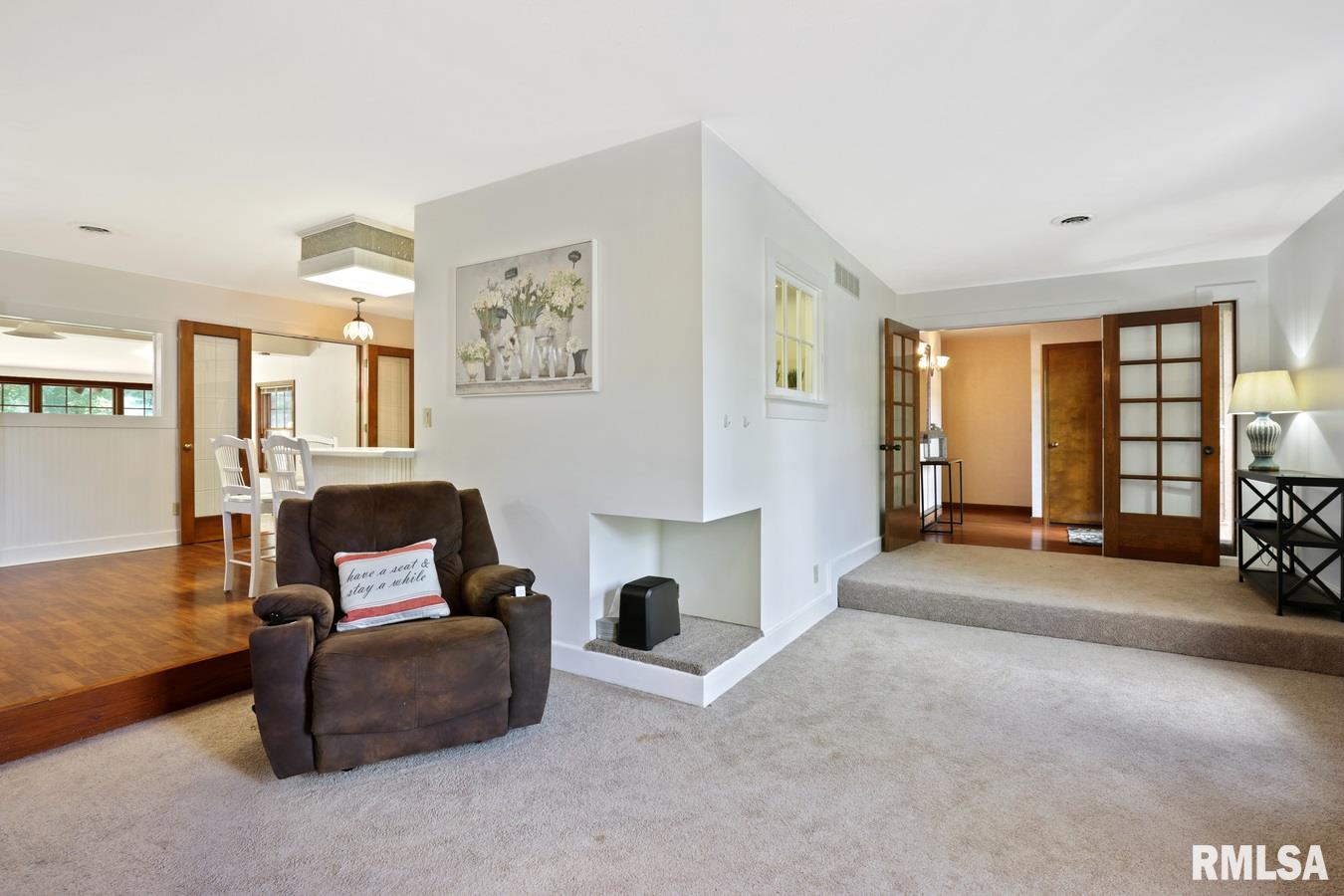 2120 Shabbona Drive Springfield, IL 62702 - Photo 4 of 30