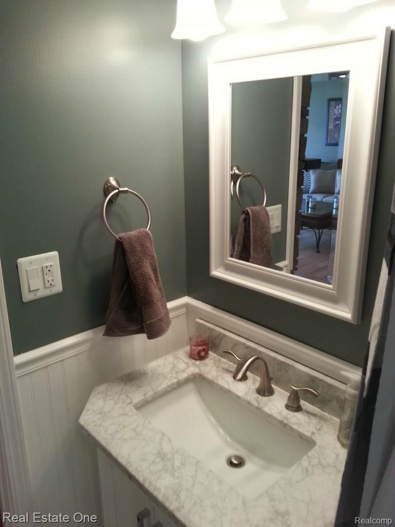 28216 Bayberry Road Farmington, MI 48331 - Photo 18 of 28 Bathroom vanity