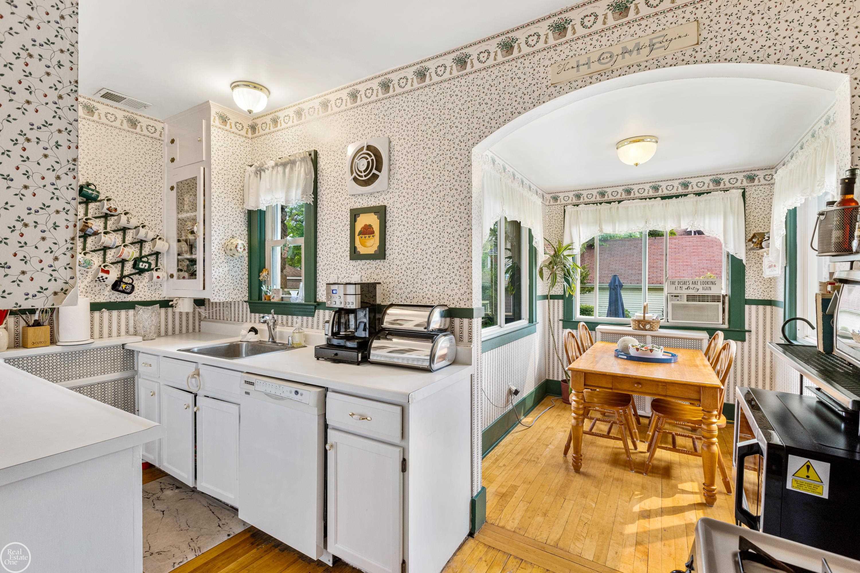 930 Barrington Road Grosse Pointe, MI 48230 - Photo 13 of 40 50130173-375E5921-FECA-479A-80FC-B66BBC5EDE8C.JPG