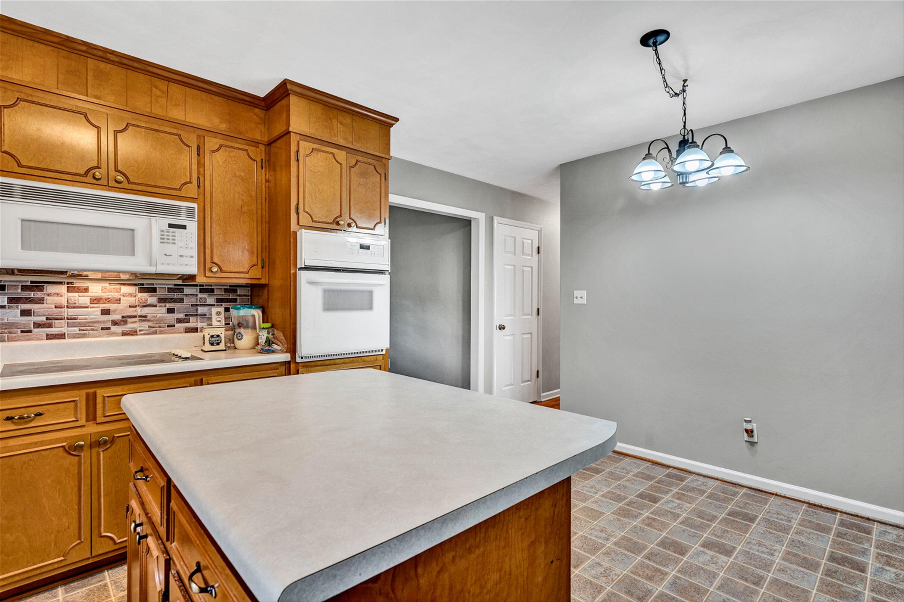 7109 Plantation Road Roanoke, VA 24019 - Photo 10 of 32 10-DSC09371
