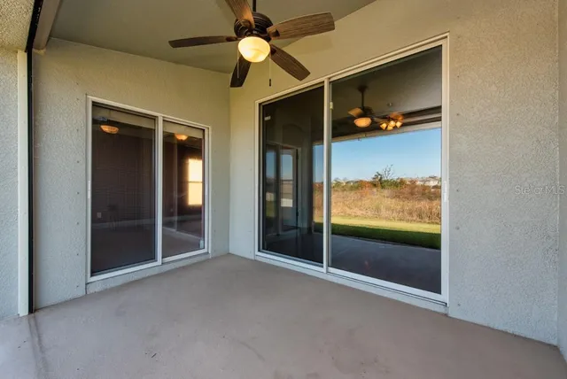 en empty room with window and ceiling fan