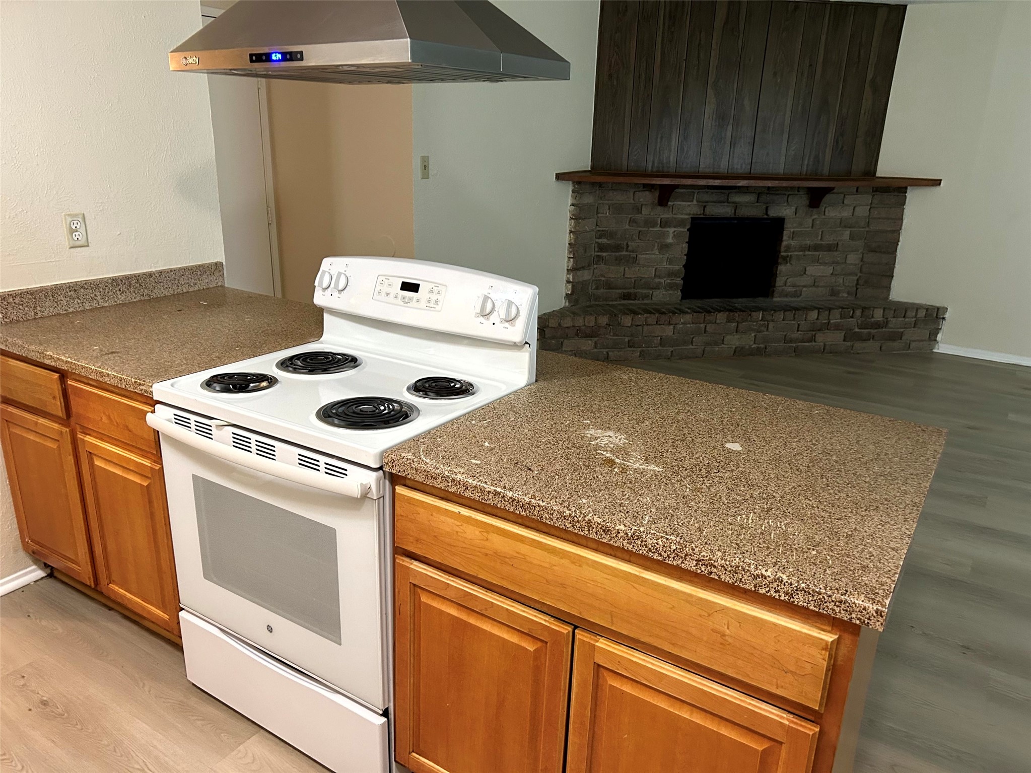 5018 Ridgecreek Drive Houston, TX 77053 - Photo 5 of 18 a utility room with washer and dryer