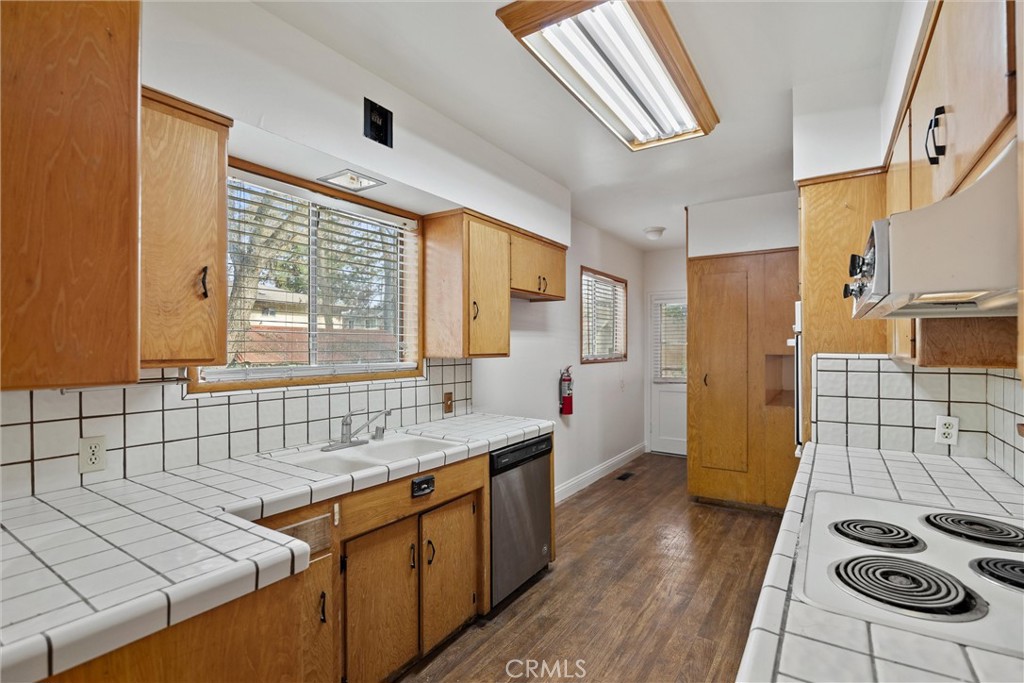 403 Ash Street Chico, CA 95928 - Photo 19 of 52 a bathroom with a sink a mirror and a bathtub