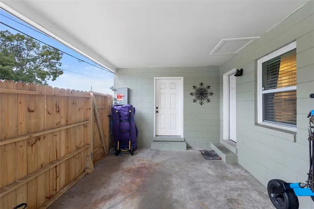 a view of a house with backyard and garden