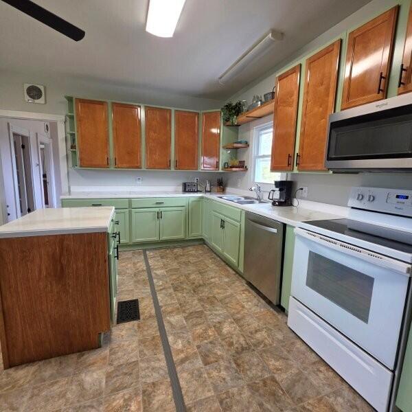 866 Main Street Lincoln, ME 04457 - Photo 10 of 69 Farmhouse Kitchen