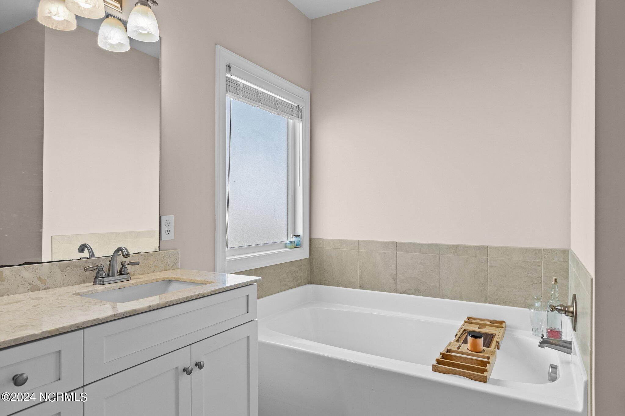 217 Echo Ridge Road Swansboro, NC 28584 - Photo 15 of 31 Primary Bathroom