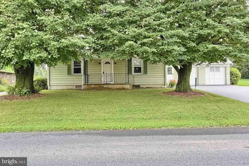 923 Pine Hill Road Lititz, PA 17543 - Photo 2 of 27