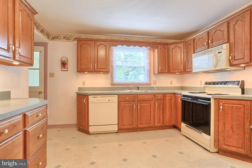 923 Pine Hill Road Lititz, PA 17543 - Photo 7 of 27