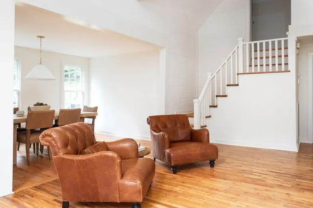 a view of a back yard