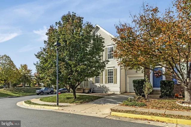 a view of a house with backyard