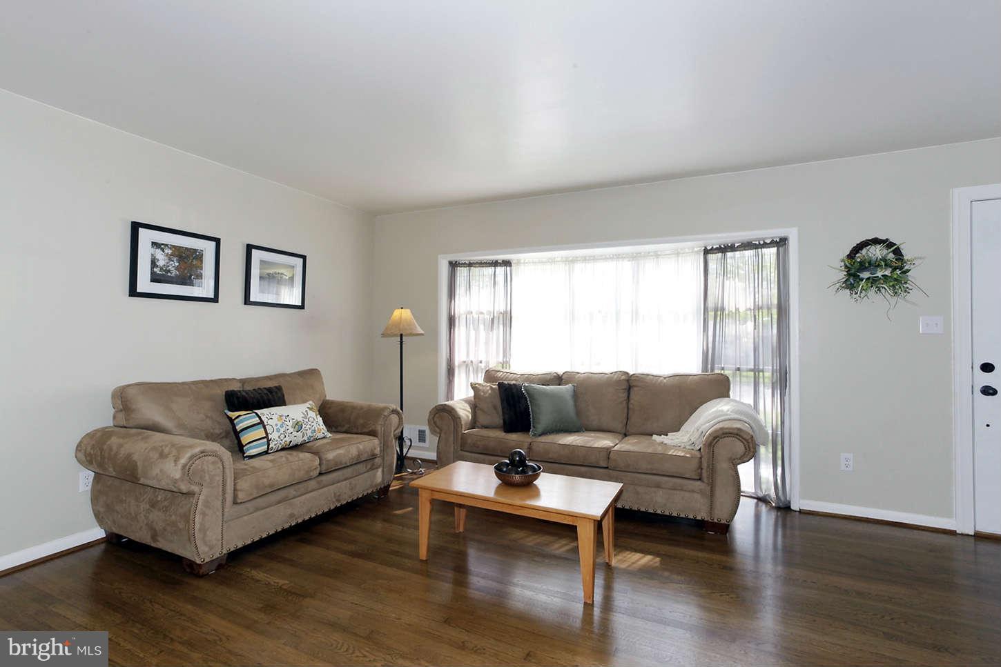 6108 Craft Road Alexandria, VA 22310 - Photo 6 of 30 Living Room
