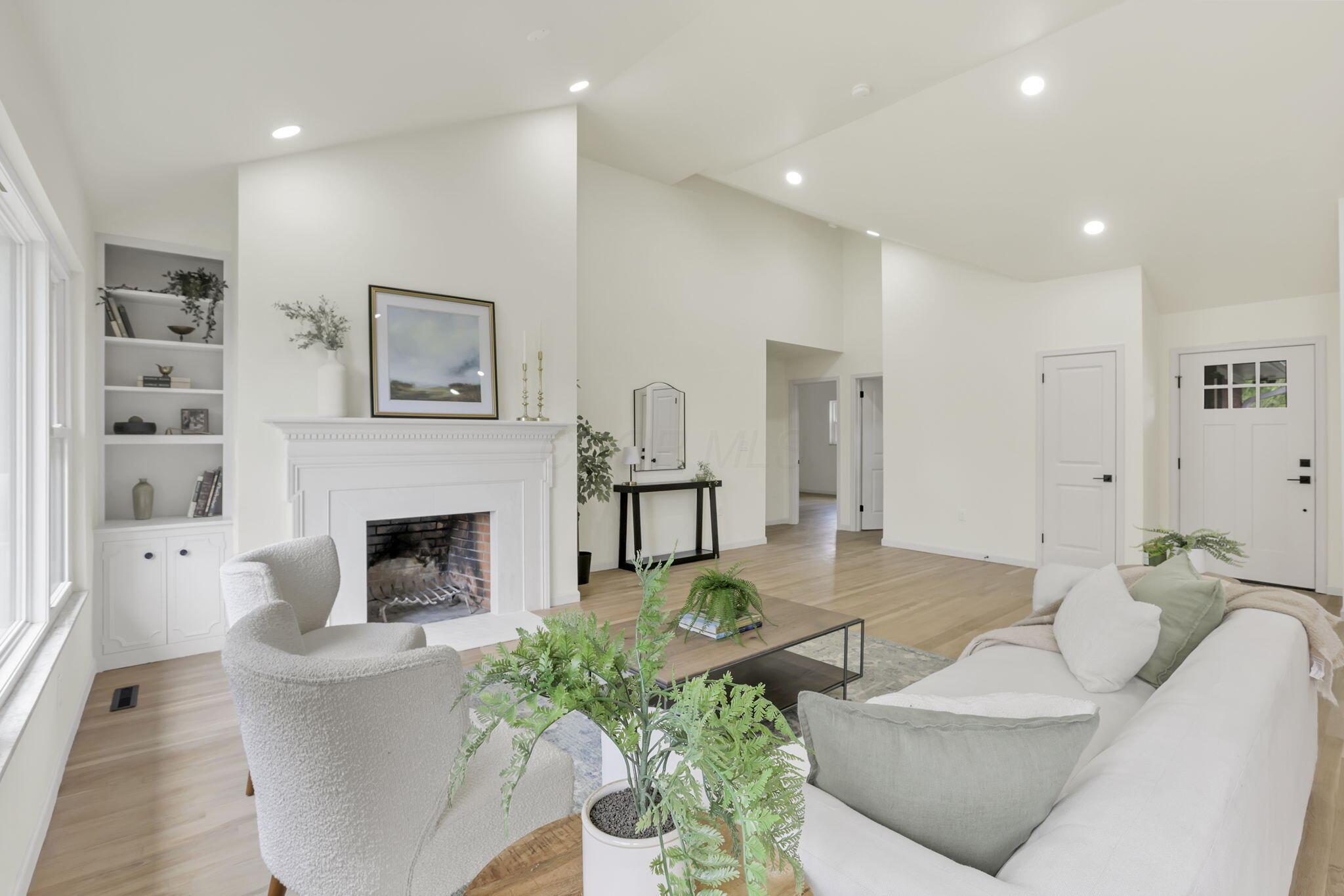 1285 Kingsgate Road Columbus, OH 43221 - Photo 4 of 50 Beautiful spacious great room