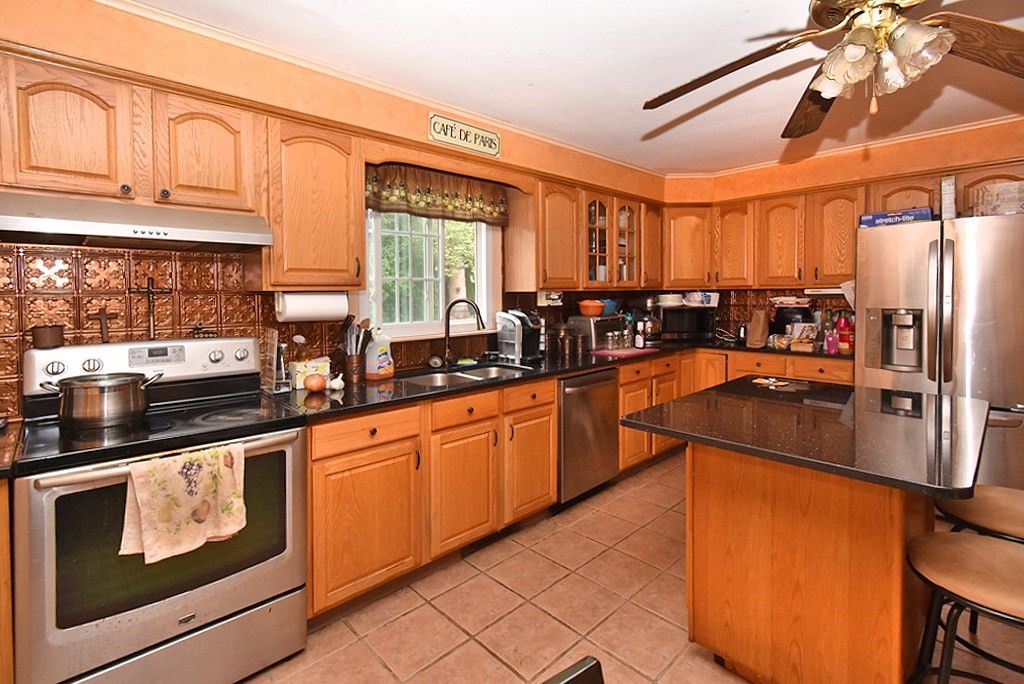 385 Mt Hope Road Somerset, MA 02726 - Photo 12 of 23 Gallery Image 12