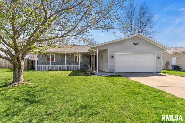 $240,000 | 832 Magnolia Drive, Chatham, IL 62629