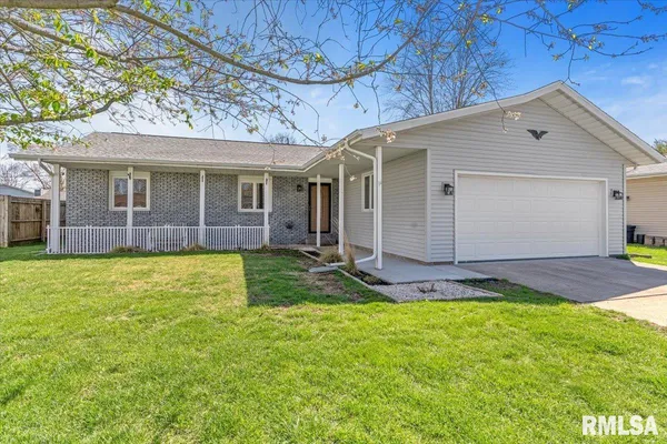 $240,000 | 832 Magnolia Drive, Chatham, IL 62629