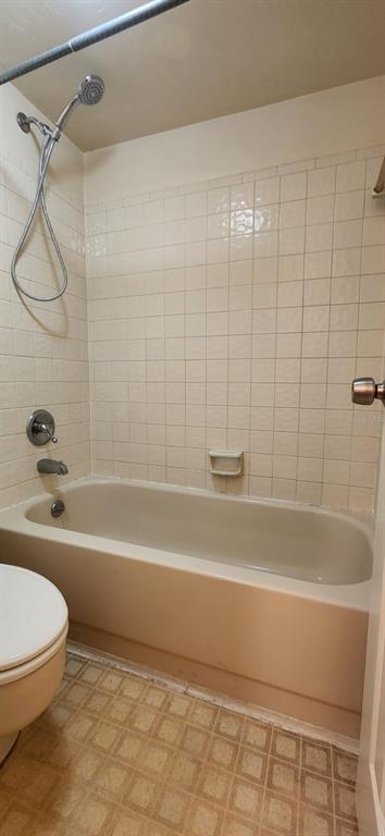413 Northwest 48th Boulevard Gainesville, FL 32607 - Photo 15 of 21 a bathroom with a shower and a bathtub