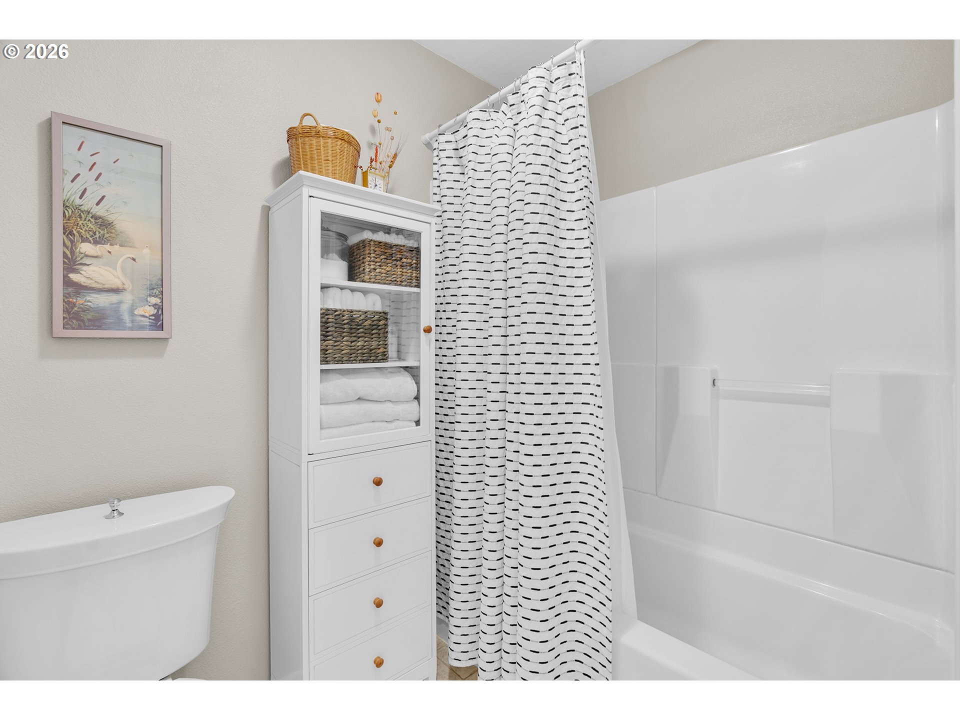 18370 Franklin Way Gladstone, OR 97027 - Photo 34 of 45 a bathroom with a bathtub and a toilet