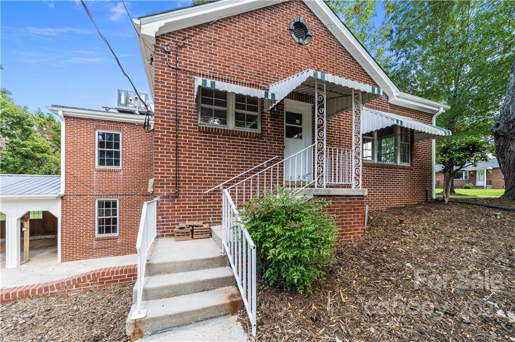 844 Lincolnton Road Salisbury, NC 28144 - Photo 3 of 36 a front view of a house with a porch