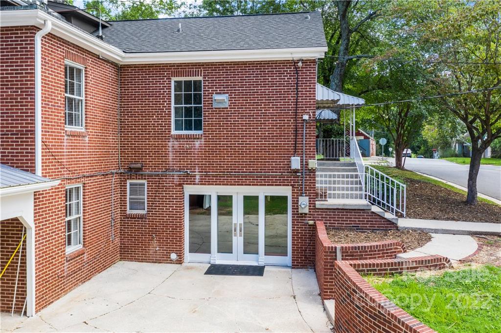 844 Lincolnton Road Salisbury, NC 28144 - Photo 4 of 36 a front view of a house with a garden