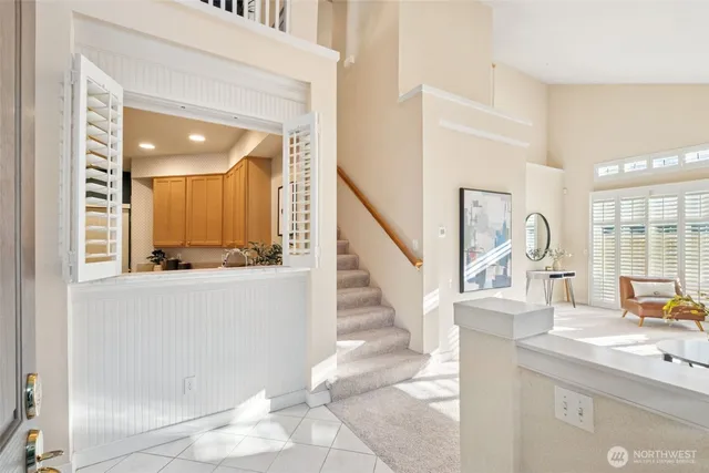 a view of entryway and kitchen